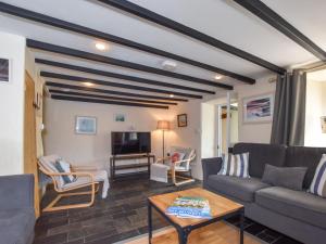 een woonkamer met een bank en een tafel bij 3 Bed in Bude 86887 in Kilkhampton