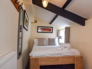 een kleine slaapkamer met een bed op zolder bij 3 Bed in Bude 86887 in Kilkhampton