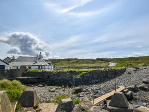 een huis en een stenen muur naast een huis bij 3 Bed in Bude 86887 in Kilkhampton