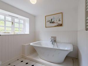 Ένα μπάνιο στο 4 Bed in Lulworth Cove DC176 +15 φωτογραφίες