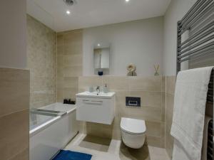 Ένα μπάνιο στο 3 Bed in Lulworth Cove 91198
