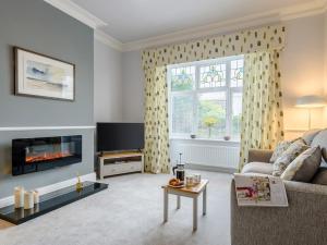 TV a/nebo společenská místnost v ubytování 1 Bed in Old Colwyn 78154