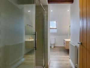 Koupelna v ubytování 5 Bed in Widemouth Bay 89900 + 27 fotografií