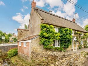 South Perrottにある3 Bed in Beaminster 87914の蔦の古い石造りの家
