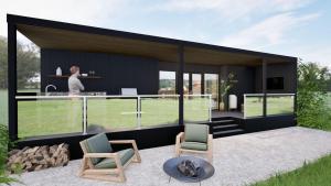 ポールトン・ル・フィルドにあるStaining Luxury Lodgesの家の台所に立っている女