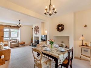 Un comedor con mesa y sillas y una sala de estar. en 2 Bed in Grange Over Sands 73544, en Grange-over-Sands