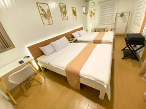 LocsinHaidens Cabin的一间房间里有两张床的卧室