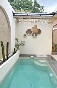 SeturanにあるNUMAR VILLAS - bohemian with Private Poolの家の裏庭にあるプール