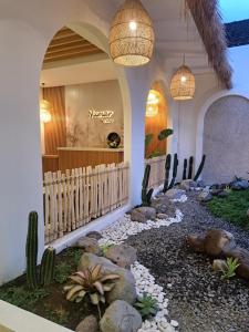 SeturanにあるNUMAR VILLAS - bohemian with Private Poolのサボテンと柵のある庭のある家