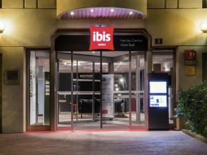 una entrada a un edificio con letreros en él en ibis Nantes Centre Gare Sud, en Nantes