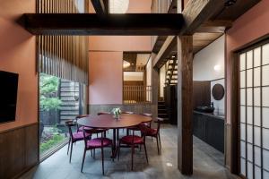 高山市にあるAsatoyuu Machiya Houseのダイニングルーム(木製テーブル、赤い椅子付)