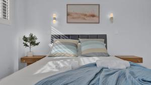 Postel nebo postele na pokoji v ubytování Time and Tides - Beachfront, Stunning Ocean Views