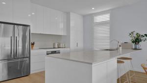 Kuchyň nebo kuchyňský kout v ubytování Time and Tides - Beachfront, Stunning Ocean Views