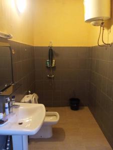 a bathroom with a sink and a toilet at La Villa sûr in Niamey