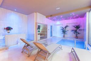 Bazén v ubytování Mh Florence Hotel & Spa nebo v jeho okolí