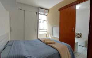 ブラジリアにあるAconchegante proxima ao parque e ao setor hospitalarのベッドとタオル2枚のある寝室