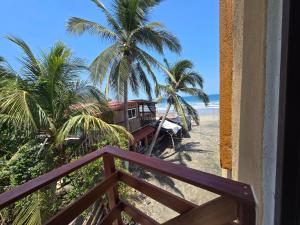 uitzicht op het strand vanaf het balkon van een huis bij Bello Atardecer in Papanoa +4 foto's