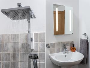 une salle de bain avec lavabo et douche dans l'établissement 2 Bed in Pengenffordd BN366, à Cathedine 26 autres photos