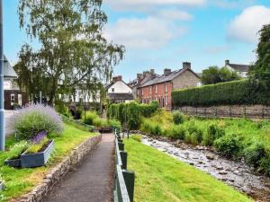 un jardin dans un village avec des maisons et un ruisseau dans l'établissement 2 Bed in Pengenffordd BN366, à Cathedine