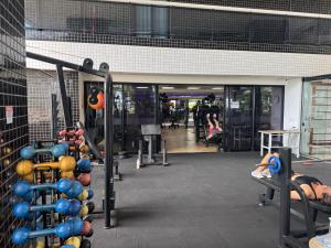 Apto Landscape beira mar في فورتاليزا: صالة ألعاب رياضية مع مجموعة من الكرات على الحائط