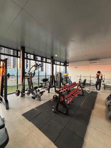 un gimnasio con cintas de correr y máquinas en un edificio en Pollux habibie batam, en Bagam