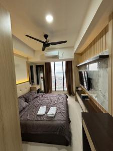 Un dormitorio con una cama y un ventilador de techo. en Pollux habibie batam, en Bagam 1 foto más