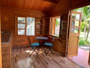 Cottage 50 m from the beach في Mauritius: غرفة بها طاولة وكراسي في كوخ