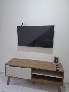 TV a/nebo společenská místnost v ubytování Dormitório Compartilhado-Hostel no Centro