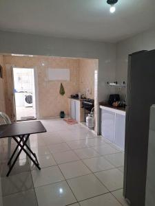 Kuchyň nebo kuchyňský kout v ubytování Dormitório Compartilhado-Hostel no Centro