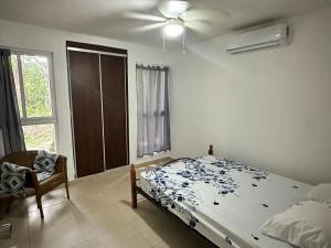 Las LajasにあるHouse equipped with 2 bedrooms and 3 poolsのベッドと天井扇風機のある寝室 +4枚の写真