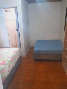 a small room with two beds and a closet at Apartamento com 2 quartos suítes em Tramandaí in Tramandaí