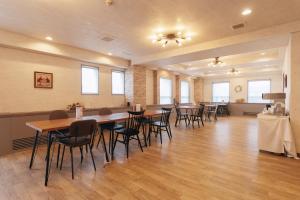 a large room with tables and chairs in it at DokiDoggie油壺globe in Miura