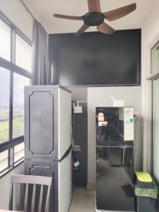 eine Küche mit einem Deckenventilator und einem Kühlschrank in der Unterkunft Anjung Seri Condo next Permas Jaya, Regency Hospital, jb ciq 15km in Masai + 25 Fotos