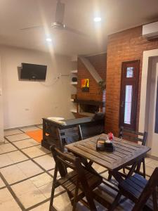 Una sala de estar con una mesa y sillas de madera. en Buenos Aires Apart, en Charata