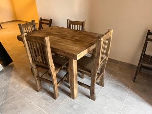 una mesa de comedor de madera con 4 sillas alrededor en Buenos Aires Apart, en Charata