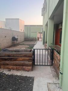 una valla frente a un edificio con una acera en Buenos Aires Apart, en Charata