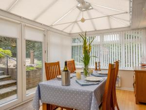 Un comedor con una mesa con una botella de vino. en 2 Bed in Colwell Bay IC013, en Freshwater