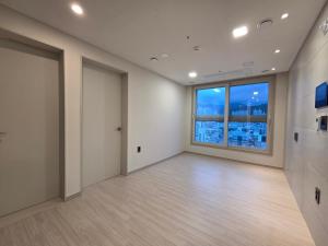 TV a/nebo společenská místnost v ubytování Central Height Apartment Superior
