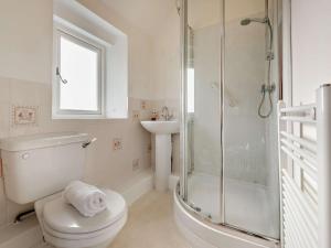 un bagno con doccia, WC e lavandino di 3 Bed in Chipping Campden 91966 a Chipping Campden