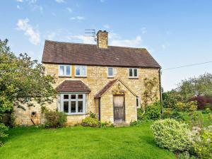 una vecchia casa in mattoni con un ampio cortile di 3 Bed in Chipping Campden 91966 a Chipping Campden