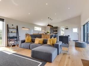 un soggiorno con un divano e una televisione di 1 Bed in Stokesley 86813 a Great Broughton