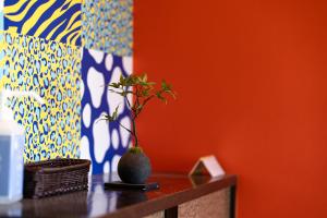 a table with a plant in a vase on it at ゲストハウス三本松港 in Higashikagawa +39 photos