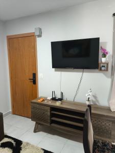 Televisyen dan/atau pusat hiburan di Apto perto Shopping, Castelli, Unitri, AABB, Palácio de Cristal