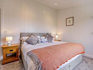 Un dormitorio con una cama grande con dos lámparas sobre una mesa. en 2 Bed in St Andrews 94606, en St Andrews