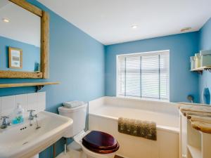 Ένα μπάνιο στο 3 Bed in Wells-next-the-Sea KT050