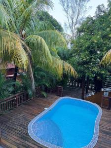 een groot blauw zwembad op een houten terras bij Casa de Diamantes in Tela