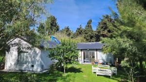 a small house in the middle of a yard at Casa Aguaribay- Lomas Altas- in Chascomús
