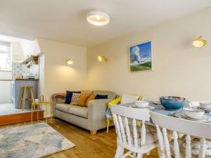 Χώρος καθιστικού στο 2 Bed in Polruan PC021