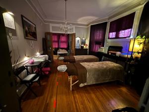 Postel nebo postele na pokoji v ubytování Cozy Bears Bunkers Manor & Carpe Diem Spa