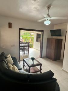 a living room with a couch and a table at Alma del paraíso en la playa in Las Terrenas